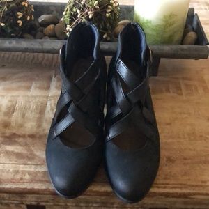 ****Never Worn****  7.5 Earth Shooties